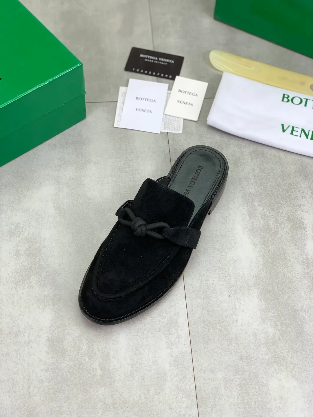 Men's shoes 💰P800 [New model] (genuine leather outsole) water-dyed cow lining 💰High-quality business couple half-slip leather shoes 💎💎💎 BOTTEGA VENETA official website synchronizes the latest top version of BV in the market, accepts material comparison, shoe type comparison, process comparison, practical and textured, versatile and suitable for any occasion, the more you look at it, the more flavorful it becomes. Purely hand-knitted craftsmanship - Upper material, calfskin imported from Italy 🇮🇹 - High-quality water-dyed cowhide lining - Original private model customized leather outsole -Size: Female 35-39 (40 ordered) Male 39-44 (38 45 can be customized) Color: Multiple colors available
